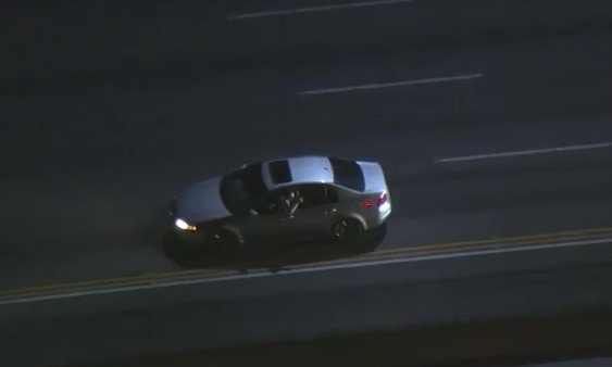 Clip truy đuổi nghi phạm giết người như phim hành động tại Los Angeles - 2
Nghi phạm nhoài người ra ngoài trêu ngươi cảnh sát