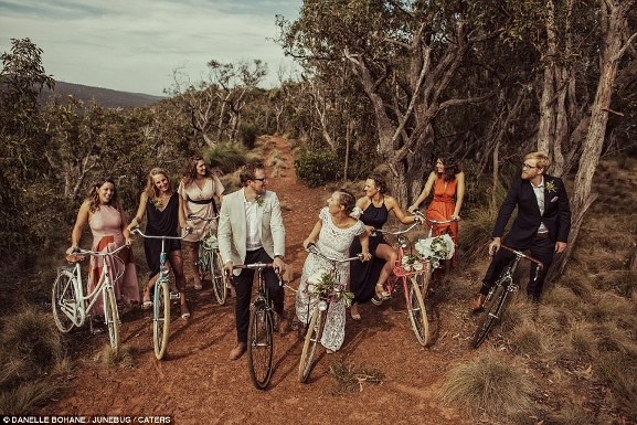 Một cặp đôi ưa phiêu lưu đang có chuyến ngao du bằng xe đạp cùng phù dâu và phù rể