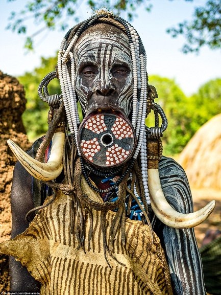 Chùm ảnh về phong cách “thời trang” ấn tượng của các bộ tộc Ethiopia - 5 Chùm ảnh về phong cách “thời trang” ấn tượng của các bộ tộc Ethiopia - 5