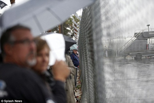 Máy bay chở ông Obama hạ cánh 3 lần bất thành - 7 Người ủng hộ chờ đón vị tổng thống yêu quý. Ảnh: Splash News