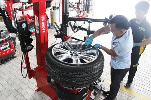 Trung tâm lốp ô tô Pirelli chính hãng khai trương ở TP HCM - 5 Máy ra vào lốp tự động không làm trầy vành xe.