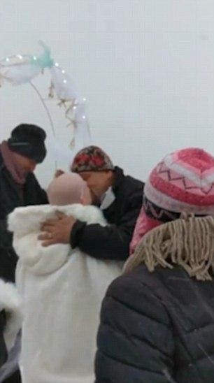 Cặp đôi hôn nhau say đắm giữa tiếng reo hò của mọi người