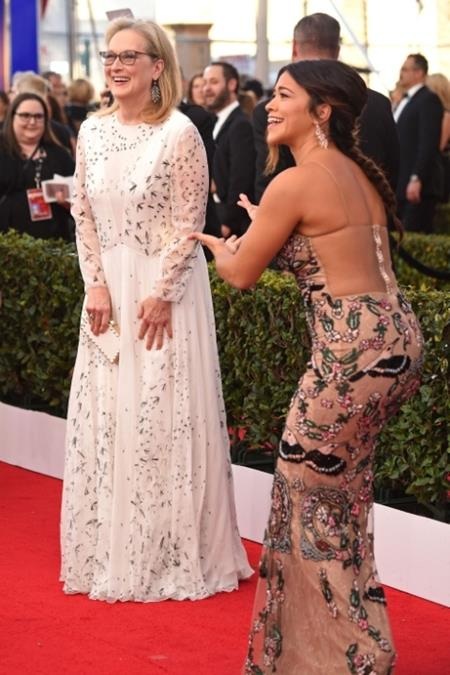 Điểm danh các sao đang “xả hơi” hết cỡ dịp năm mới - 5 Gina Rodriguez vỡ òa hạnh phúc khi được xuất hiện cùng Meryl Streep trên thảm đỏ