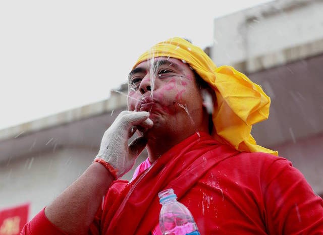 Trung Quốc: Chọc thủng má để lấy may đầu năm - 2 Thậm chí họ còn thổi nước qua lỗ thủng vừa chọc