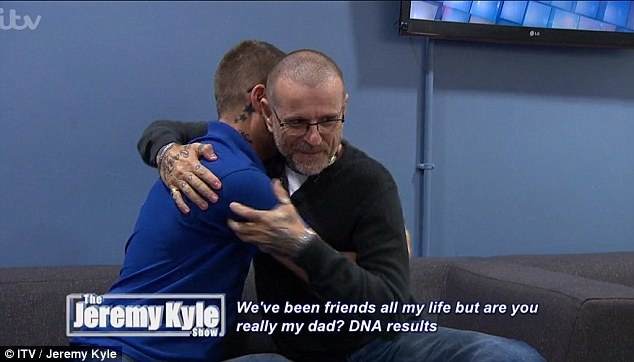 Mỹ: 10 năm mới biết chắc ông hàng xóm là... bố mình - 2 David (phải) là bố ruột của Stephen.