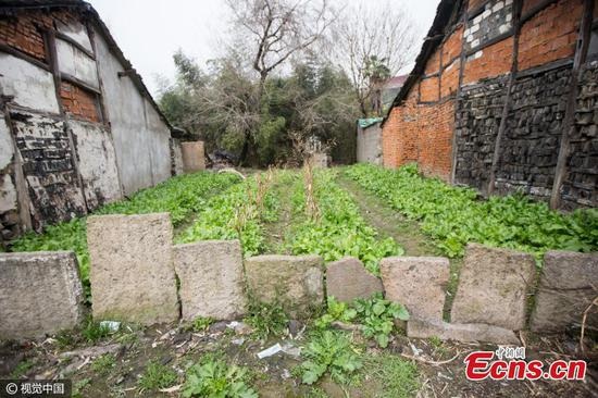 Trung Quốc: Dân dùng bia mộ cổ trăm năm để xây nhà - 2 Bia mộ còn được dùng làm hàng rào