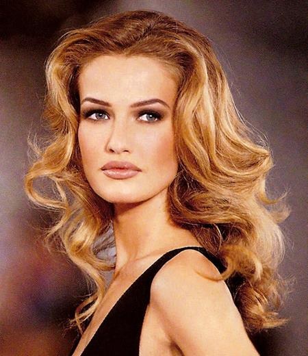 Cùng nhìn lại dàn chân dài đình đám của thập niên 90 - 5 Trong thập niên 90, Karen Mulder chính là chân dài “quen mặt” với hầu hết các show trình diễn thời trang của các thương hiệu cao cấp như Valentino, YSL, Lanvin, Versace, Calvin Klein, Claude Montana, Ralph Lauren… và Armani