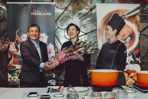 Ông Nguyễn Hữu Thọ - Chủ tịch Hiệp hội Du lịch Việt Nam tặng hoa cho Bà Ureerat Ratanaprukse
