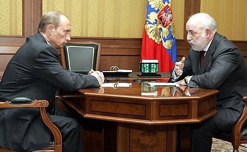 Vị tỉ phú mua 9 quả trứng hết 2.200 tỉ đồng - 2 Viktor có mối quan hệ rất tốt với Putin.