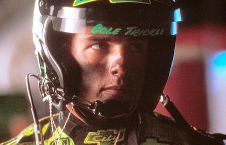 Khi quay bộ phim “Days of thunder” vào năm 1990, Tom Cruise đã không thể nhớ nổi lời thoại. Tuy nhiên, lỗi không nằm ở nam tài tử mà là do kịch bản phim đã liên tục được viết lại. Tom Cruise liền nghĩ ra ý tưởng học thoại nhanh bằng cách dán kịch bản lên bảng điều khiển xe hơi để nam tài tử có thể vừa lái xe vừa đọc. Kết quả, Tom Cruise đã bị tai nạn xe và việc quay phim bị chậm mất nửa ngày. Vẫn không nản lòng, Tom Cruise quyết định sử dụng tai nghe gắn bên trong mũ bảo hiểm để được nhắc thoại và lần này, may mắn là đã không có sự cố nào xảy ra.