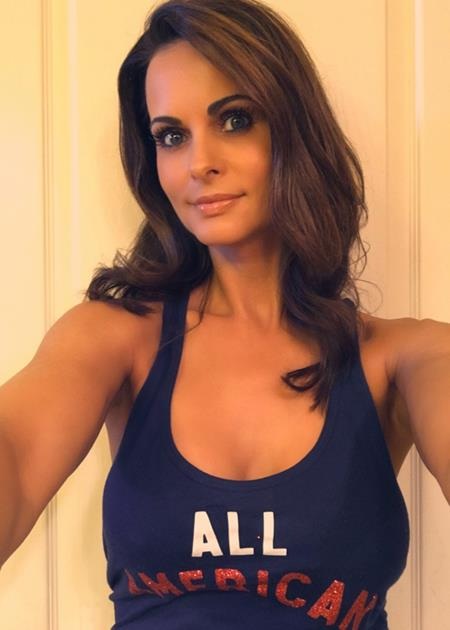 Khi các sao nhận “trái đắng” vì đi bơm ngực - 5 Bảy năm sau khi quyết định nâng ngực, Karen Mcdougal đã gặp phải hàng loạt các vấn đề về tuyến giáp, tuyến thượng thận, dị ứng và liên tục đau ốm. Thậm chí, sau khi đã phẫu thuật loại bỏ vòng một nhân tạo, Karren vẫn phải trải qua một quá trình điều trị để có thể đào thải mọi độc tố ra khỏi cơ thể.