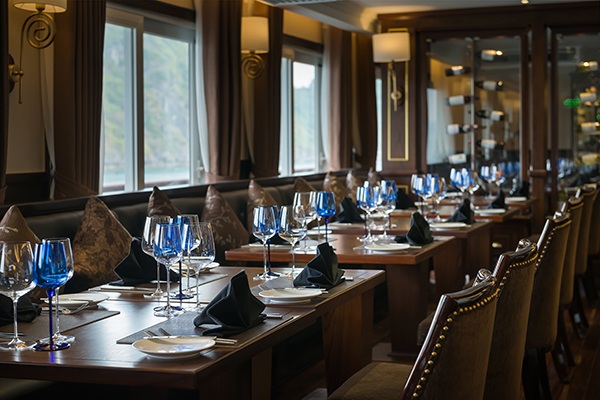 Hai màu sắc trang trí chủ đạo nâu trầm và xanh biển.