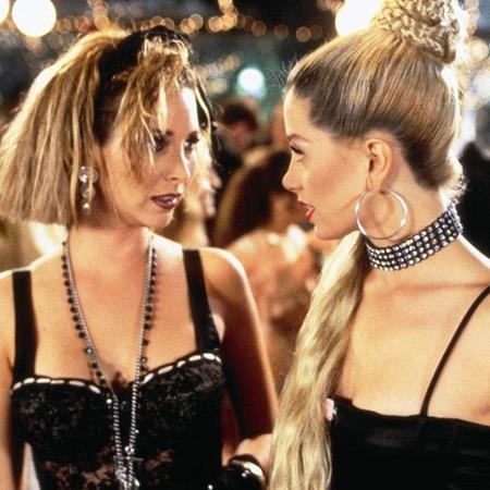 Rất nhiều người sẽ cảm thấy thích thú nếu chiêm ngưỡng lại màn trình diễn của Lisa Kudrow và Mira Sorvino trong bộ phim “Romy and Micheles high school reunion” (1997)