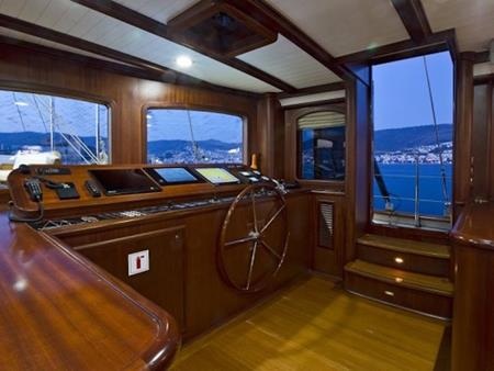 Cận cảnh siêu du thuyền hơn 200 tỉ đồng của điệp viên 007 - 5 Chiếc Regina còn sở hữu tới 9 thuyền viên…