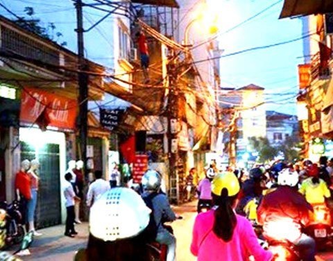 Bi hài hành động bất thường, kỳ dị của những kẻ "ngáo đá" - 2 Nhiều người dân kinh hãi chứng kiến cảnh nam thanh niên đu bám trên đường dây điện. Nguồn: ANTĐ