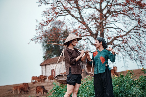 Được truyền cảm hứng từ sắc đỏ hoa gạo, nhiếp ảnh Trung Kiên cùng với các người mẫu là diễn viên Đàm Hằng, MC Phí Thùy Linh cùng nhau tái hiện bối cảnh làng quê xưa dưới gốc cây gạo.