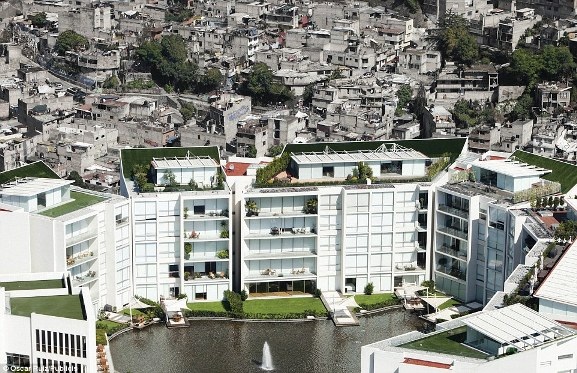 Việt Nam xuất hiện trong bộ ảnh về sự đối lập giàu - nghèo trên báo nước ngoài - 5 Việt Nam xuất hiện trong bộ ảnh về sự đối lập giàu - nghèo trên báo nước ngoài - 5