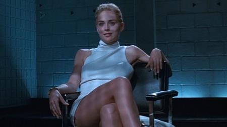 Khi các sao “hối không kịp” vì vai diễn của chính mình - 5
Trong phim “Basic instinct”, Sharon Stone đã có một cảnh quay vô cùng nóng bỏng tại phòng thẩm vấn. Nghe theo lời khuyên của đạo diễn Paul Verhoeven, Sharon Stone đã không mặc quần lót trong cảnh quay này và Paul Verhoeven quả quyết với nữ diễn viên rằng cảnh quay sẽ được thực hiện theo phong cách ám gợi nên sẽ không có hình ảnh cụ thể nào hiện lên trên khung hình. Tuy nhiên, mọi việc trên thực tế diễn ra hoàn toàn ngược lại và Sharon Stone thậm chí đã tát thẳng vào mặt Paul Verhoeven trong lần đầu tiên xem lại bộ phim.