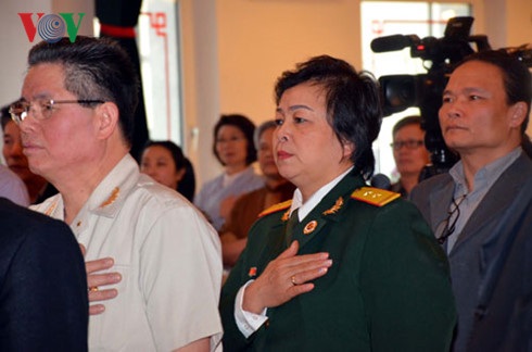 Tổ chức trọng thể Lễ tưởng niệm các anh hùng, liệt sĩ Gạc Ma tại Đức - 6 Thành kính tưởng niệm các liệt sĩ.