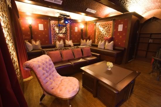 Đọ nhà siêu đẹp của hai hoa hậu giàu nhất Việt Nam - 6 Phòng karaoke giải trí nhiều chức năng được thiết kế đơn giản vì điểm nổi trội của gian phòng này là các thiết bị điện tử hiện đại.