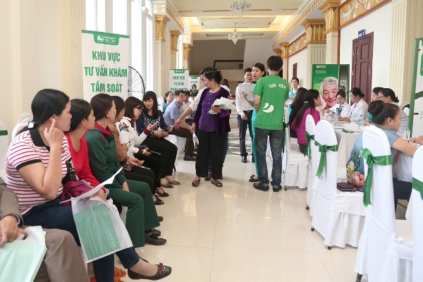 Vân Dung hóa thân bà mẹ 9 con “chỉ vào viện để đẻ” - 6 Đông đảo người dân Thanh Hóa tham gia tầm soát ung thư.