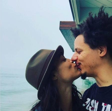 Điểm danh những cặp đôi “mới tinh” của Hollywood - 5 Vào dịp lễ Tình nhân vừa qua, Rosario Dawson và Eric Andre đã có một cách báo tin vui với fan vô cùng lãng mạn khi chia sẻ hình ảnh cả hai ngọt ngào khoá môi nhau ngay trên nền đại dương xanh biếc.