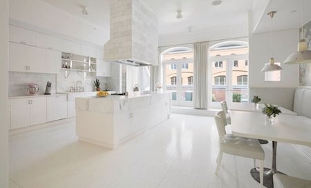 Chiêm ngưỡng siêu căn hộ hơn 200 tỉ đồng của “bạn gái Người Sắt” - 5 Phòng bếp cũng toát lên một sắc trắng thanh lịch