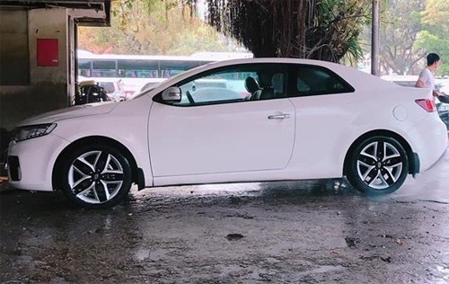 Lại thêm một nghệ sĩ Việt bị cẩu xe về phường - 2 Chiếc xế hộp vừa bị đưa về phường của nam ca sĩ.