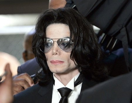 Bắt đầu từ năm 1993, “ông hoàng nhạc pop” đã bị cáo buộc hàng loạt tội danh lạm dụng tình dục trẻ em. Michael Jackson đã phải chi ra hàng chục triệu đô la Mỹ để giàn xếp vụ việc. Thậm chí, “ông hoàng nhạc pop” còn bị cảnh sát điều tra trong suốt nhiều năm trời nhưng cuối cùng đã được xử vô tội.