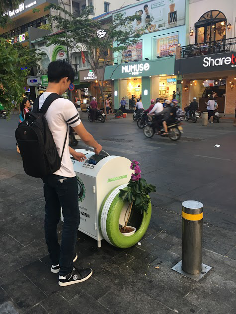 Người dân thích thú khám phá thùng rác thông minh ở phố đi bộ Nguyễn Huệ - 5