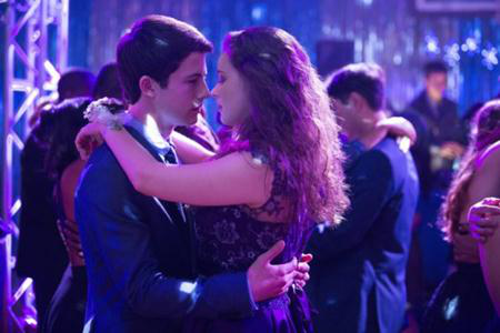 Những bộ phim có dàn diễn viên “chuẩn không cần chỉnh” - 5 “13 reasons why” thực sự là “cú nổ” lớn trên màn ảnh của kênh Netflix trong thời gian gần đây. Với một dàn diễn viên trẻ trung, xinh đẹp và gần như bước ra từ những trang tiểu thuyết gốc, “13 reasons why” đã khiến người xem cùng khóc, cùng cười với nhân vật và để lại những ấn tượng khó quên về vấn nạn bạo lực, quấy rối học đường.