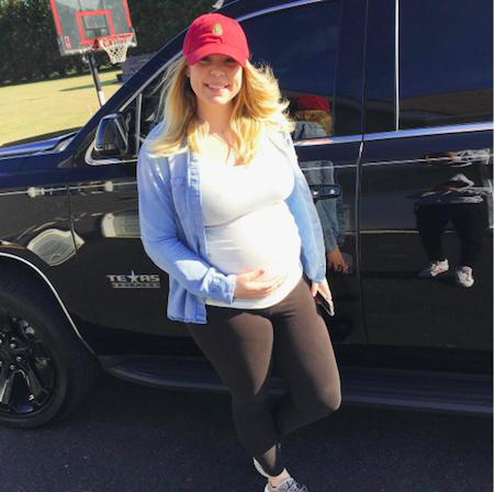 Gần đây, người đẹp Kailyn Lowry đã vui mừng thông báo chuyện bầu bí với người hâm mộ nhưng vẫn quyết định giấu kín danh tính của bố đứa bé. Chuyện Kailyn Lowry mang thai đã khiến rất nhiều người ngạc nhiên bởi trước đó, chính người đẹp này từng lên tiếng khẳng định chuyện không muốn có thêm con và đây thậm chí còn là lý do khiến Kailyn Lowry và chồng cũ Javi Marroquin chia tay.