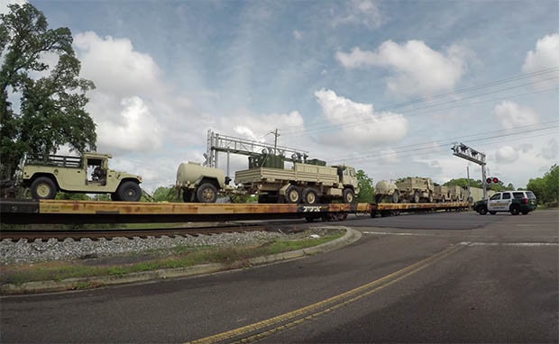 Xe tăng Mỹ dồn dập tới châu Âu để đối phó Nga? - 2