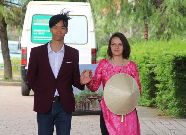 Thiếu nữ ngoại quốc “xúng xính” áo dài Việt trên đất Ý - 5 Thiếu nữ ngoại quốc “xúng xính” áo dài Việt trên đất Ý - 5