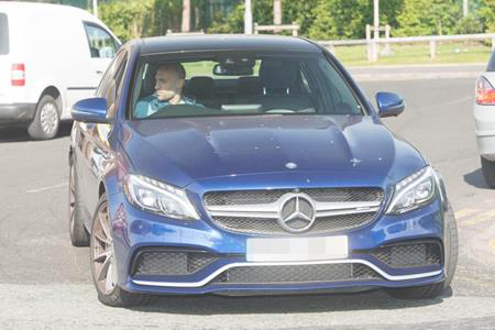 Dàn siêu xe của các ngôi sao Manchester City đua nhau đổ bộ sân tập - 5 Pablo Zabaleta đi một chiếc Mercedes xanh