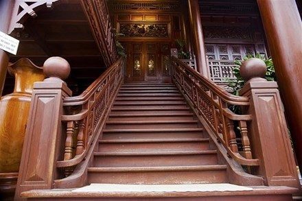 Cận cảnh ngôi nhà gỗ lim có giá 200 tỷ đồng của đại gia Điện Biên - 6
Được biết ngôi nhà sàn gỗ lim này thuộc sở hữu của đại gia Bùi Đức Giang.