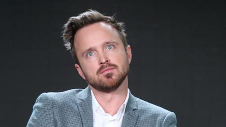 Aaron Paul từng có cơ duyên gặp gỡ và khoe tài lẻ làm ảo thuật cho đạo diễn J.J Abrams. Tuy nhiên, khi tham gia buổi thử vai cho bộ phim “Cloverfield”, Aaron Paul đã không biết rằng J.J Abrams cũng có mặt. Và vị đạo diễn này đã ngay lập tức muốn Aaron Paul chia sẻ về bí quyết ảo thuật của mình khiến cho chàng diễn viên điển trai quên mất cả ba trang độc thoại.