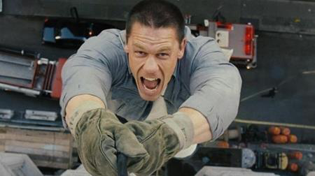 Những bộ phim thử thách khiến “sao” chỉ muốn bỏ cuộc - 5 Khi đóng bộ phim “12 rounds”, John Cena đã thực hiện rất tốt những cảnh quay hành động chiến đấu. Tuy nhiên, khi nhân vật trong phim phải lơ lửng treo mình bằng một sợi thừng bên ngoài toà nhà chọc trời, Cena đã rất lo lắng. Vì chứng sợ độ cao nghiêm trọng nên nam tài tử cũng đã cân nhắc tới việc bỏ ngang vai diễn.