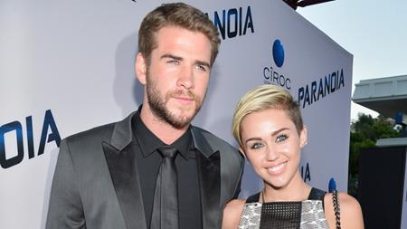 Những cặp đôi “yêu điên dại” nức tiếng tại Hollywood - 5 Sau khi chia tay Liam Hemsworth vào năm 2013, Miley Cyrus đã trải qua một quãng thời gian đầy biến cố với màn lột xác táo bạo đến phản cảm và thậm chí, Miley còn công khai chuyện mình là người lưỡng tính cũng như hẹn hò thiên thần nội y Stella Maxwell. Tuy nhiên, đến đầu năm 2016, Miley đã bất ngờ tái hợp với Liam Hemsworth. Và từ ngày “gương vỡ lại lành”, tình cảm của cặp sao còn thắm thiết hơn xưa. Trong khi Miley ngày càng trở nên nữ tính, trưởng thành thì Liam cũng đã đặc biệt chuẩn bị một chiếc nhẫn đính hôn tuyệt đẹp cho bạn gái và dường như, cả hai đều đang mơ về một mái ấm hạnh phúc.