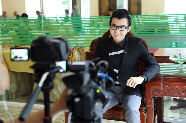 Ký Quốc Đạt tham gia quay hình cho chương trình Phong cách & Cuộc sống