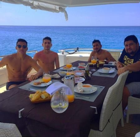 Alexis Sanchez chơi trội khi đưa thú cưng đi chơi du thuyền - 5 Alexis Sanchez vẫn đang “quẩy” hết mình bất chấp chuyện tương lai