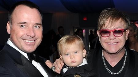 Ngọt ngào khi “sao” hết lòng chiều chuộng con cái - 5 Sir Elton John và bạn đời David Furnish đã tưng bừng chào đón cậu con trai Zachary Furnish-John bằng cách mua hẳn một siêu căn hộ trị giá 2 triệu đô la Mỹ để làm “vương quốc” riêng cho con.