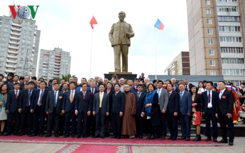 Khánh thành tượng đài Bác Hồ trên quê hương Lenin – Ulyanovsk - 6 Các đại biểu và bà con người Việt tự hào đứng dưới bức tượng Bác Hồ mới khánh thành tại Ulyanovsk.