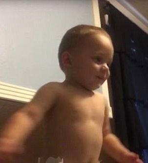 Đang ngủ, bé trai bật dậy để nhảy bài hát yêu thích - 5 Cười tủm tỉm rồi đứng bật dậy