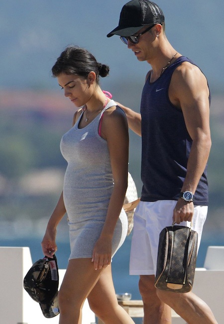 Bạn gái C.Ronaldo diện bikini khoe thân rực lửa tại hồ bơi - 5 Vòng 2 của Georgina đang là chủ đề được bàn tán xôn xao dạo gần đây