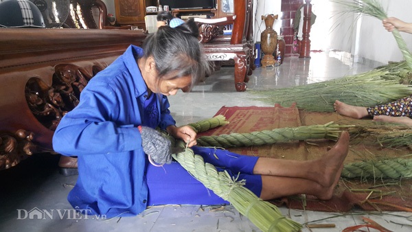 Nghề lạ ở Ninh Bình: Ngồi nhà tết đuôi trâu, kiếm chục triệu/tháng - 2 Nhờ nghề độc đáo này mà các nông dân ở các xã của huyện Kim Sơn chỉ cần ngồi trong nhà làm cũng kiếm được cả chục triệu/người/tháng. “Nếu so với sản xuất lúa truyền thống, nghề quấn đuôi trâu không những không chịu rủi ro mà thu nhập còn gấp hàng chục cấy lúa” - anh Hiếu nói.