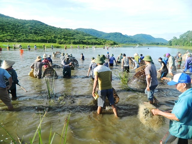 Hàng trăm người đội nắng tham gia lễ hội đánh cá cầu may độc đáo - 2 Hàng trăm người đội nắng tham gia lễ hội đánh cá cầu may độc đáo - 2