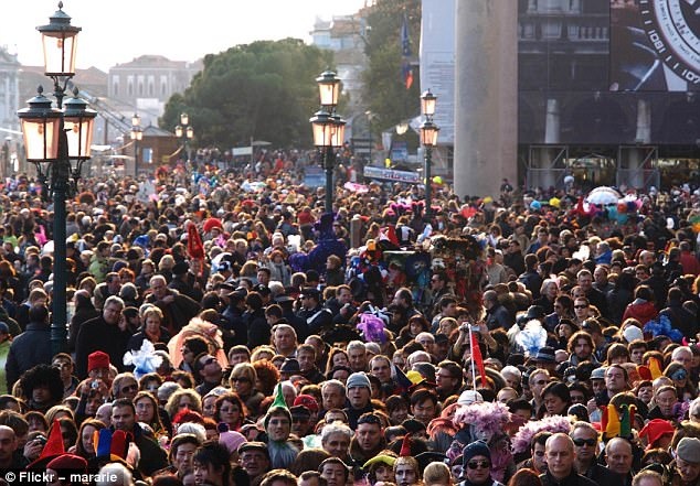 Vì sao thành phố Venice cấm mở thêm khách sạn? - 2 Du khách tập trung tại quảng trường Piazza San Marco.