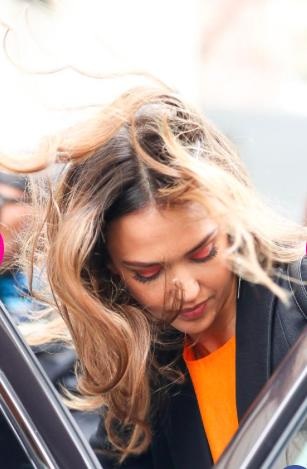 Những khoảnh khắc hài hước khiến “sao” chỉ muốn độn thổ - 5 Jessica Alba luôn cho thấy sức cuốn hút khó tin ngay cả trong lúc đang “tóc gió thôi bay”
