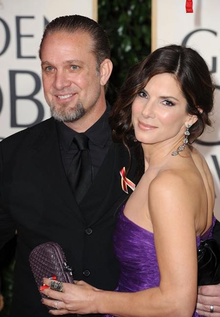 Khi các sao Hollywood mãi mới “thoát ế” - 5 Cuộc hôn nhân kéo dài năm năm giữa Sandra Bullock và Jesse James chính thức bắt đầu vào tháng 7/2005 và chỉ vài ngày sau là “Hoa hậu FBI” đã tròn 42 tuổi.